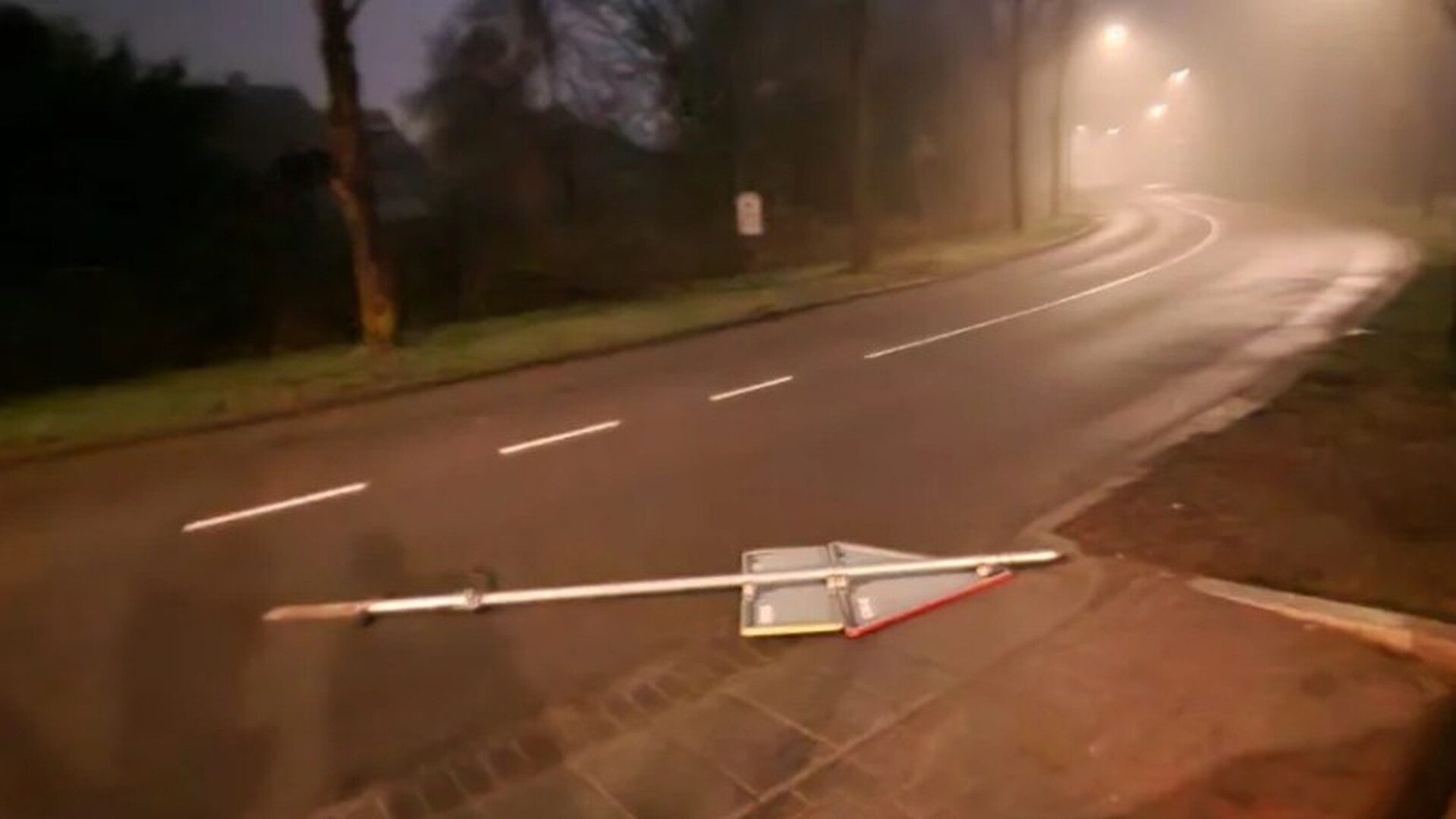 Foto: Verkeersbord op de weg.jpg